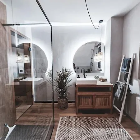 Feels Like Two Bedrooms Apartament *