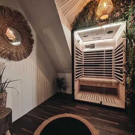 Feels Like Two Bedrooms Lägenhet